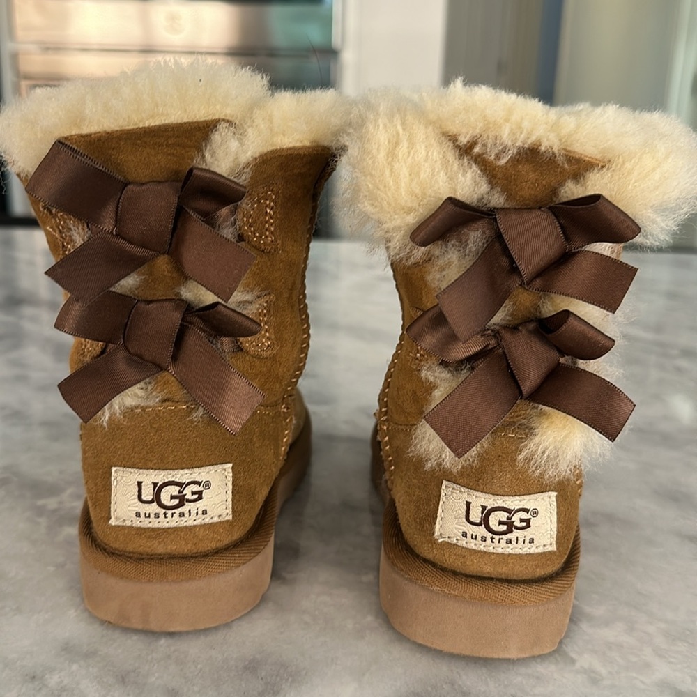 UGG Toddler Girls Classic Bailey Bow Boot II Size 8 - Picture 3 of 5